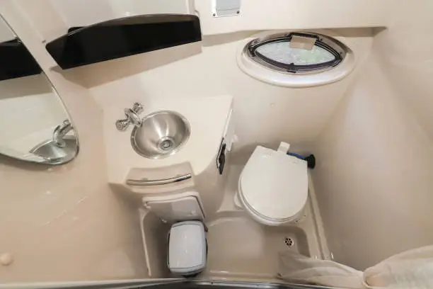 baad-toilet-1 GUIDE: Sådan Installerer Du Eltoilet og Septiktank Ombord på Din Båd med Vetus-udstyr